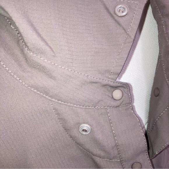 Patagonia Women’s Long Sleeve, Snap closure, Taupe Brown, Lightweight Shirt - Picture 4 of 13